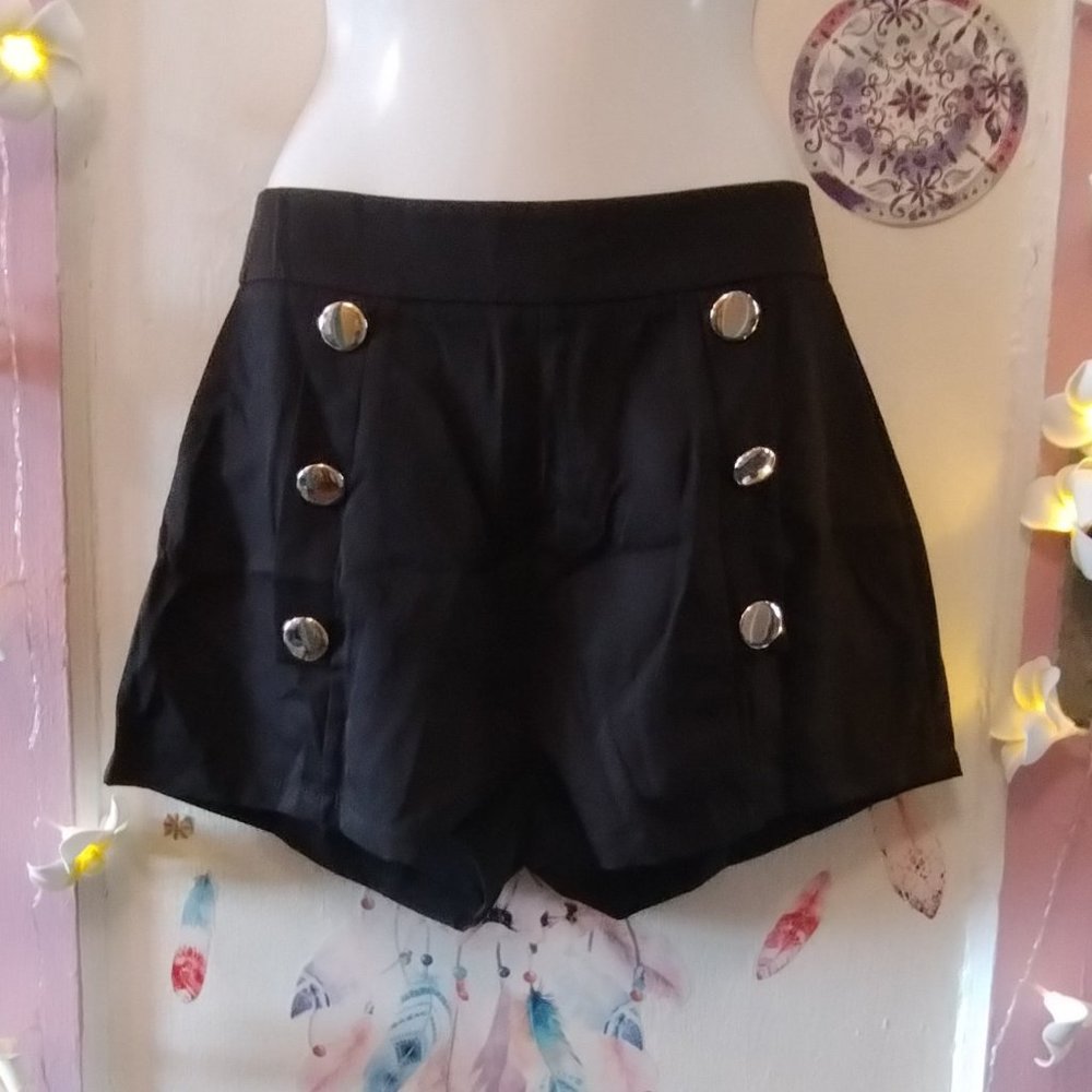 NWOT (S) Button Accent Tailored Look Shorts
